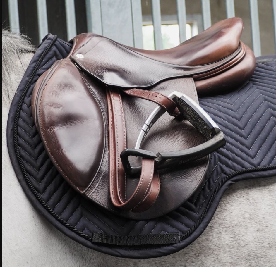 L'Evoine Jump Saddle Pad | Choose Black or Grey